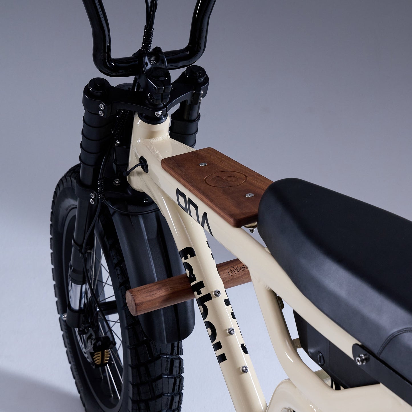 Fatboy Grom child seat and walnut foot pegs on a V3 e-bike
