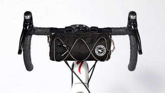 Ulac Coursier GT black handlebar bag rear mounting view