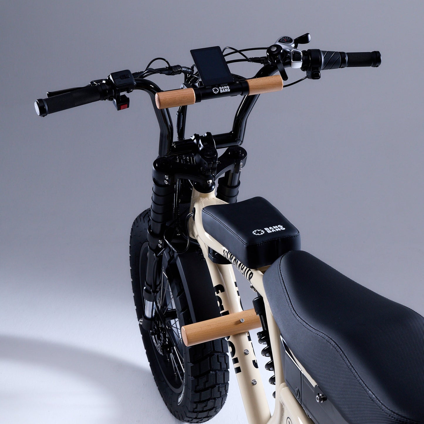 Fatboy Bang Bang cruiser set fitted to a fat tyre e-bike