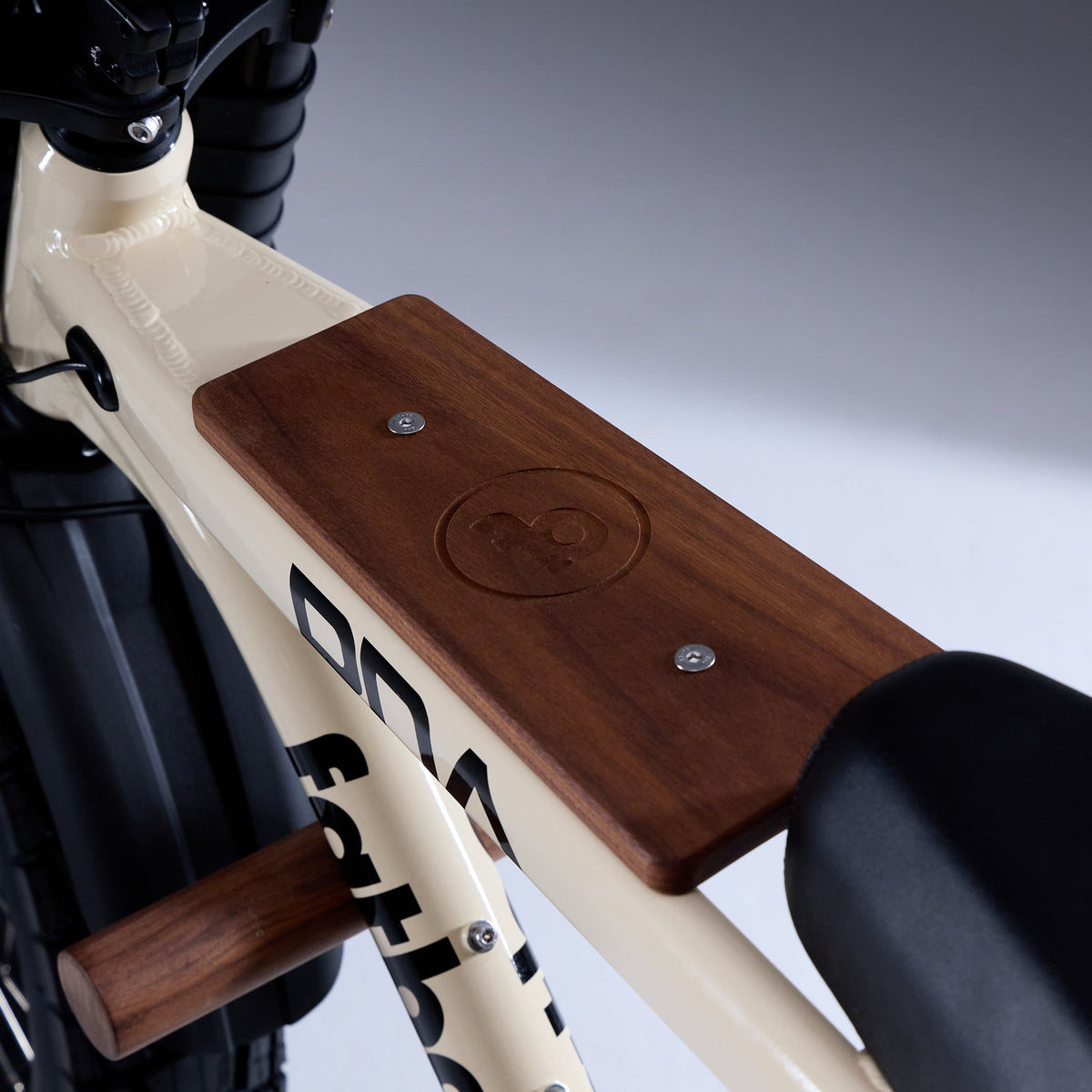 Fatboy Grom Seat Set V3 fitted to a DNA V3 e-bike, side view