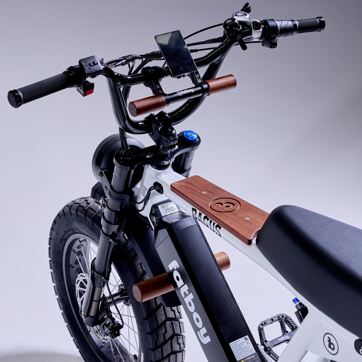 Fatboy Grom Seat Set Bagus V2 fitted with walnut panel, pegs and grom handlebars