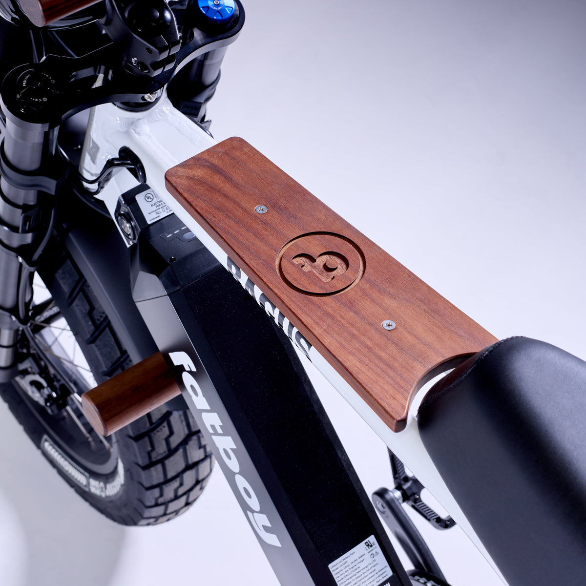 Fatboy Bagus V2 wood feature panel close-up of walnut grain