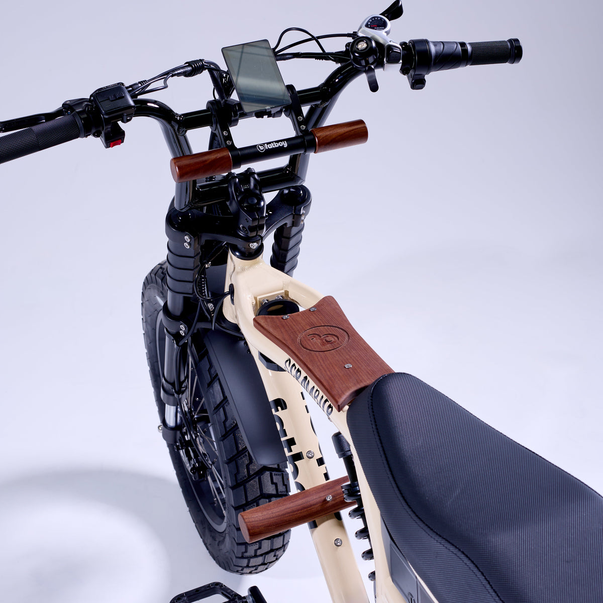 Fatboy Grom Seat Set Scrambler V2 fitted with walnut panel, pegs and grom handlebars
