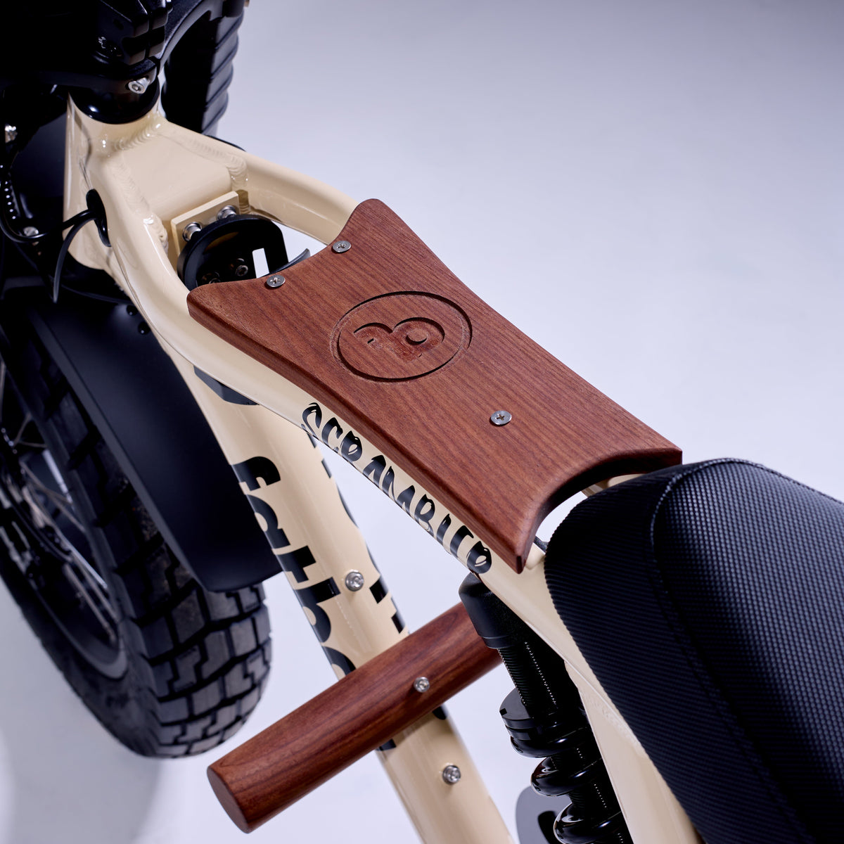 Fatboy Grom Seat Set Scrambler V2 walnut feature panel close-up