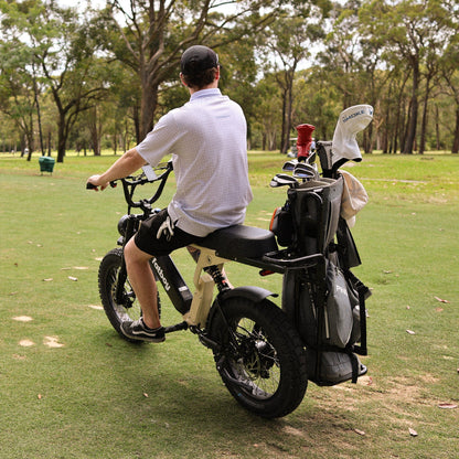 Fatboy golf club carrier lifestyle photo at the golf course