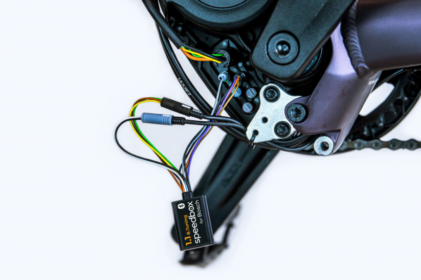 SpeedBox 1.1 B.Tuning chip installed in a Bosch Smart System e-bike motor