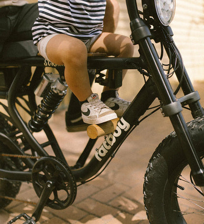 Fatboy Grom Seat Set Scrambler V2 detail of walnut foot peg