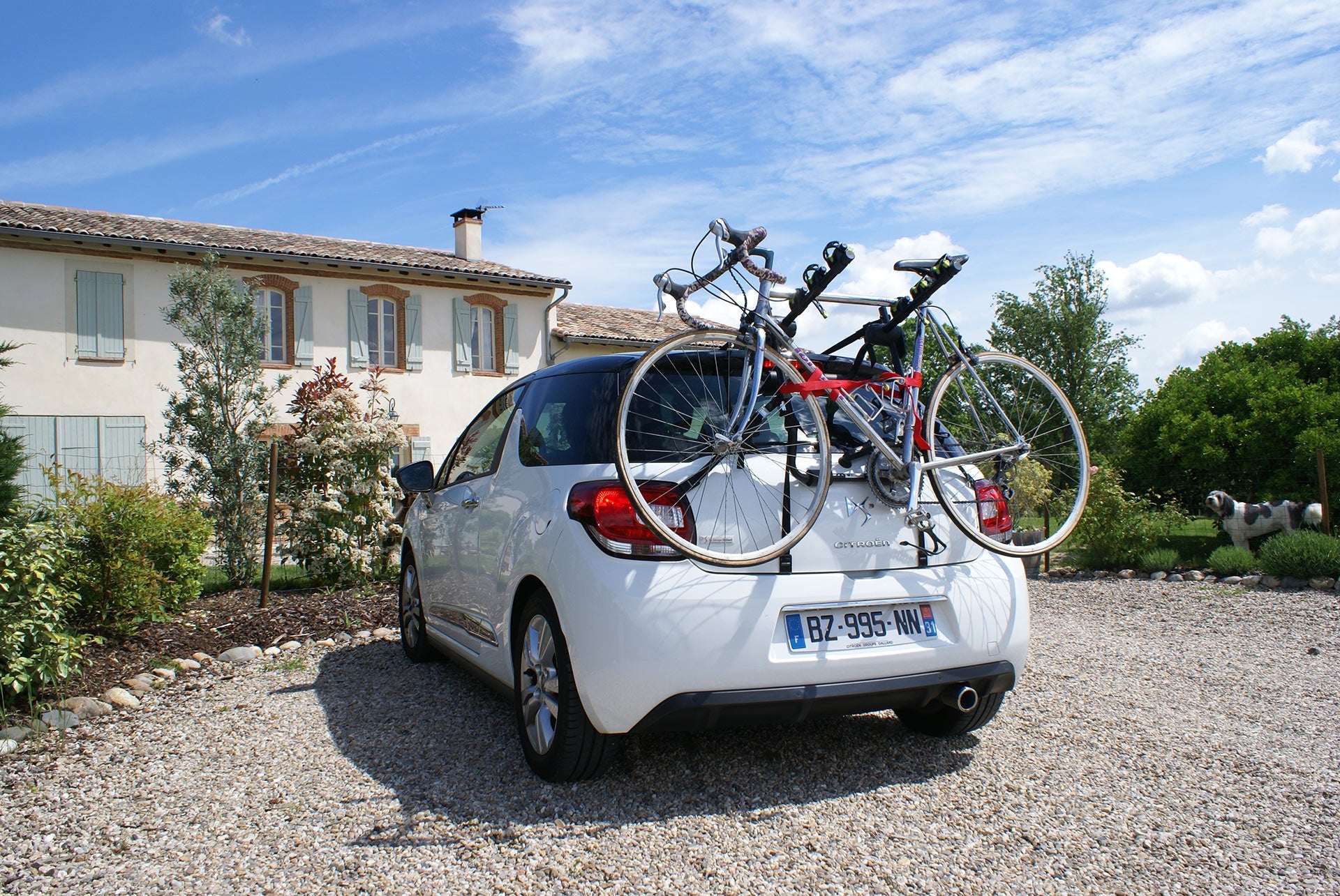 Buzzrack Beetle 3 fitted to car with bikes loaded