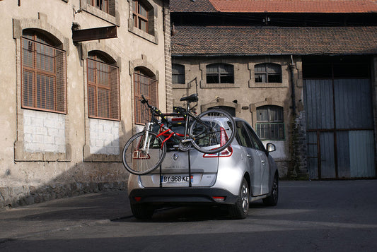 Buzzrack Mozzquito loaded with three bikes on rear door