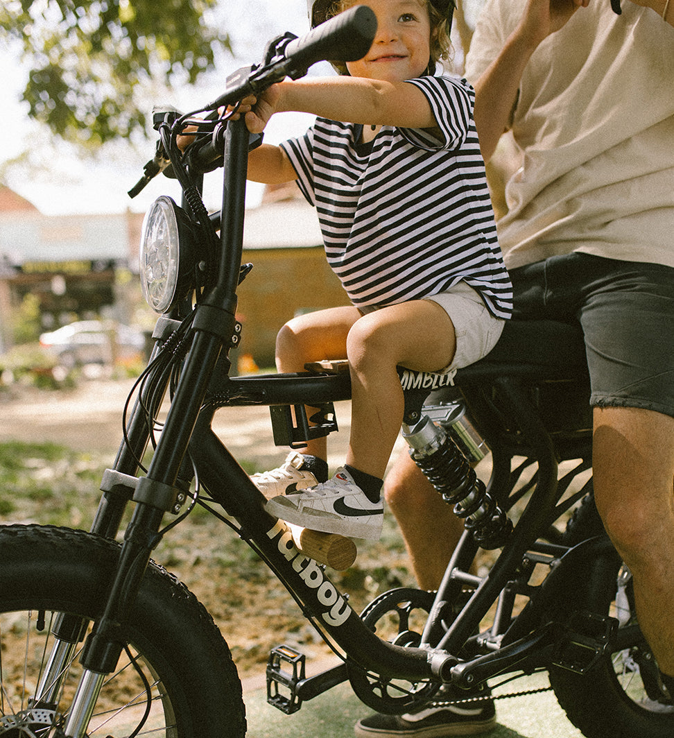 Fatboy Grom Seat Set Scrambler V2 side view with foot pegs fitted
