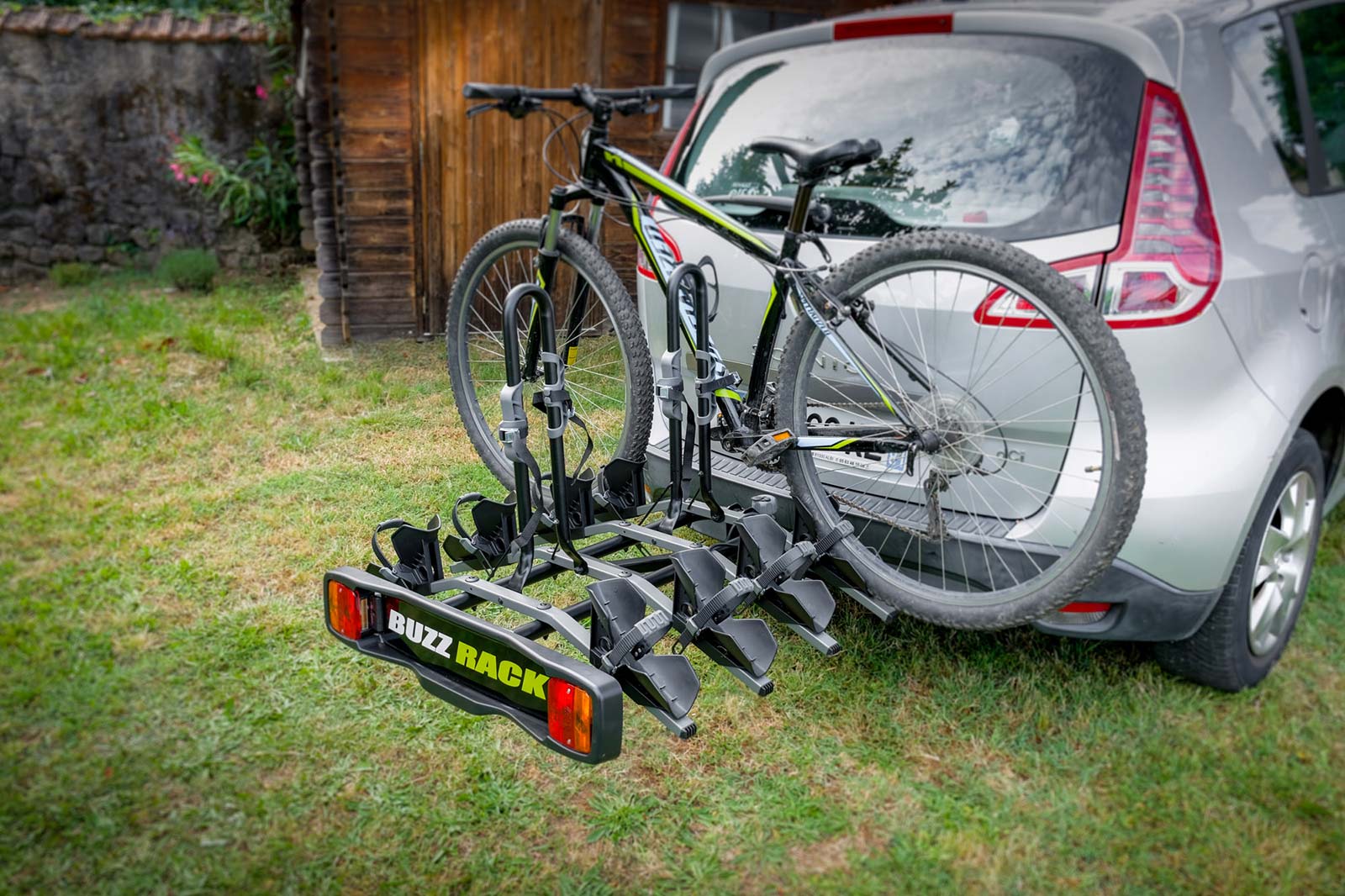 Buzzrack Buzzybee 4 on vehicle outdoors with bikes