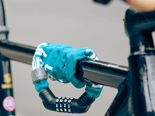 Ulac Street Fighter Teal chain lock detail