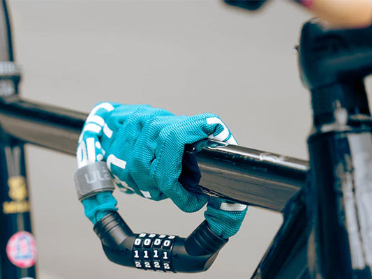 Ulac Street Fighter Teal chain lock detail